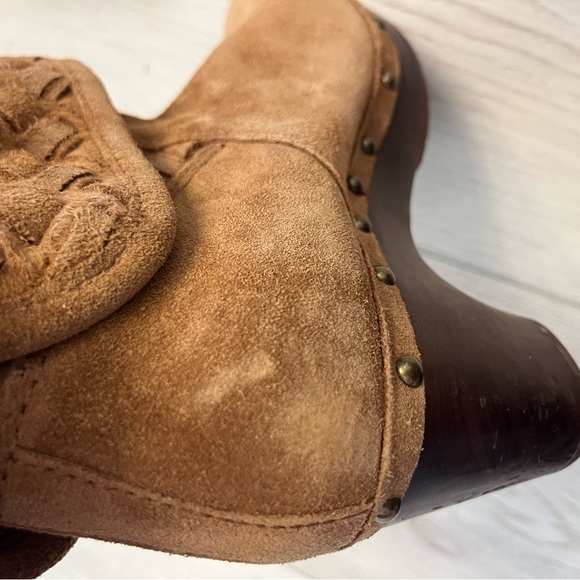 UGG® LYNNEA ARROYO SUEDE WEAVE MID CALF BOOTS. DARK CHESNUT/SIZE: 8 - Picture 6 of 12